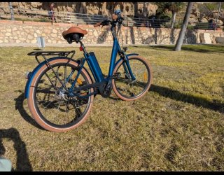 Bicicleta Eléctrica Azul con Cesta