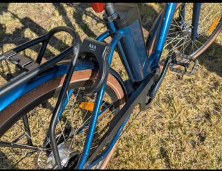 Bicicleta Eléctrica Azul con Cesta
