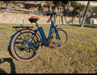 Bicicleta Eléctrica Azul con Cesta