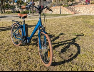 Bicicleta Eléctrica Azul con Cesta