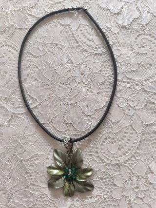 Collar flor verde y plata