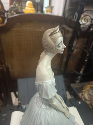 Figura bailarina sentada porcelana