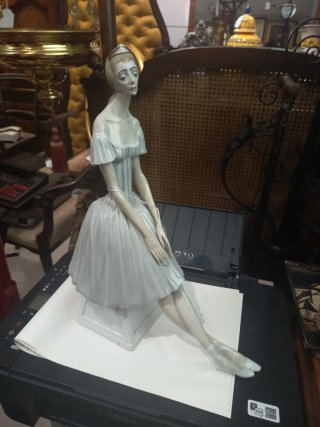 Figura bailarina sentada porcelana