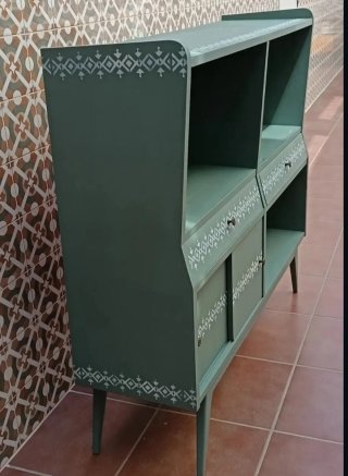 Mueble auxiliar tipo aparador verde estilo retro.