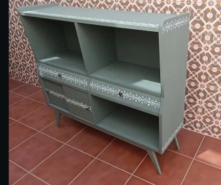 Mueble auxiliar tipo aparador verde estilo retro.