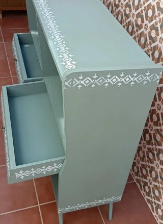 Mueble auxiliar tipo aparador verde estilo retro.