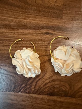 Pendientes aro flor tela beige y dorado