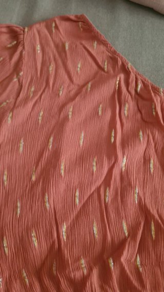 Vestido rosa con detalles dorados