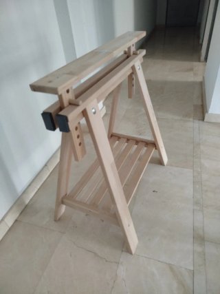 Mesa de estudio de madera con dos patas regulables