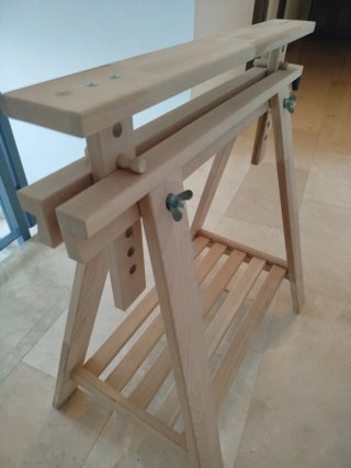 Mesa de estudio de madera con dos patas regulables