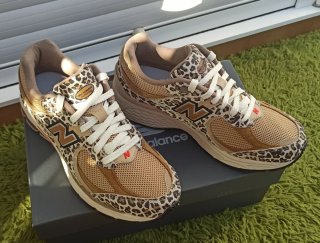 Zapatilla New Balance leopardo, talla 38.