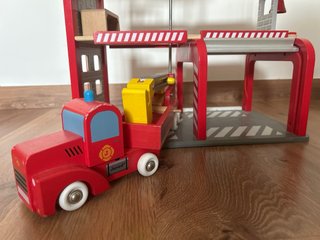 Parque y camión de bomberos de madera
