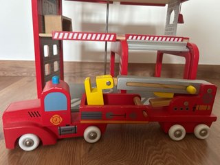Parque y camión de bomberos de madera