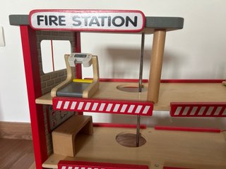 Parque y camión de bomberos de madera