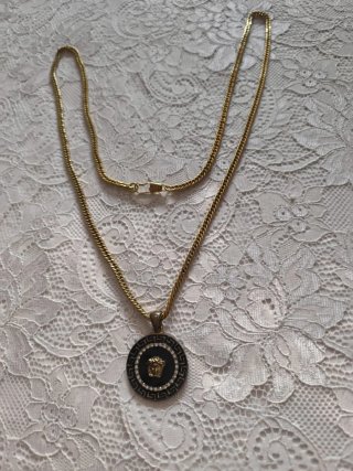 Collar "estilo Versace" con rostro de Medusa.