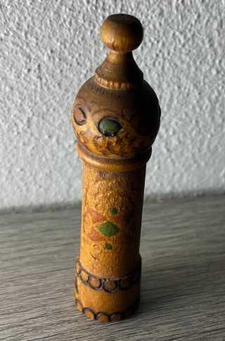 Porta profumo legno intagliato rosa Bulgaria