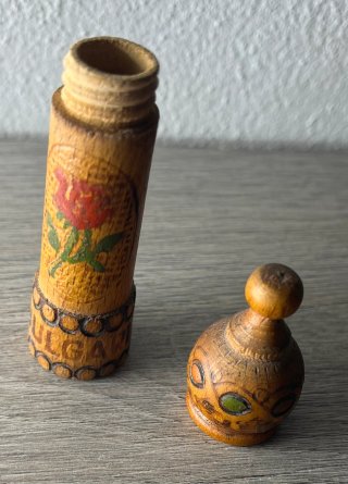 Porta profumo legno intagliato rosa Bulgaria