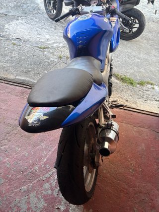 Suzuki SV650S Azul y Plata