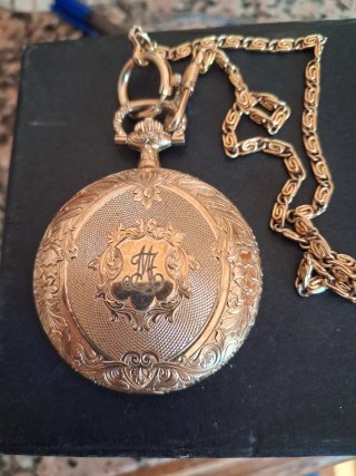 Reloj de bolsillo dorado con cadena.Chapado Oro