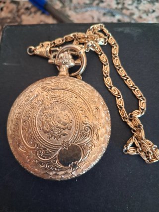 Reloj de bolsillo dorado con cadena.Chapado Oro