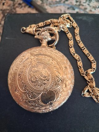 Reloj de bolsillo dorado con cadena.Chapado Oro