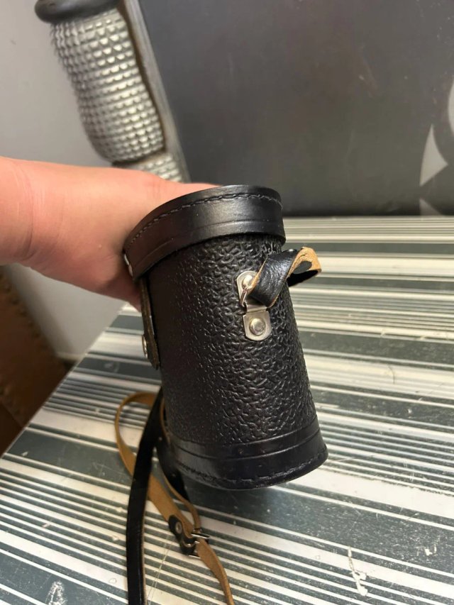 Estuche de cuero negro vintage de prismáticos URSS