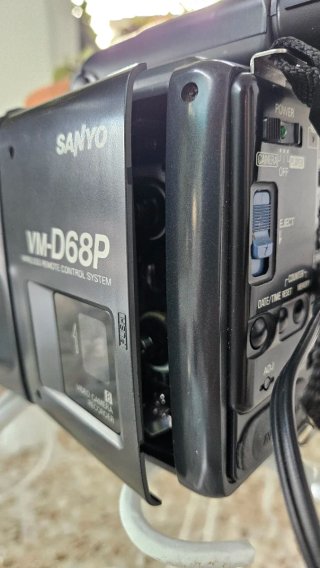 Videocámara Sanyo VM-D68P, accesorios y trípode