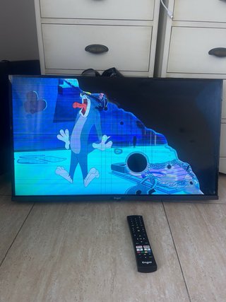 Smart TV Engel 32 con mando (pantalla rota)