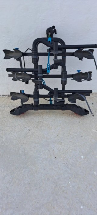 Portabicicletas para coche con luces.