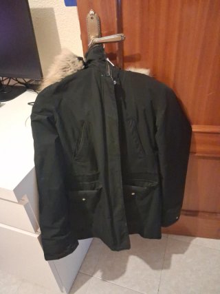 Abrigo negro impermeable con capucha
