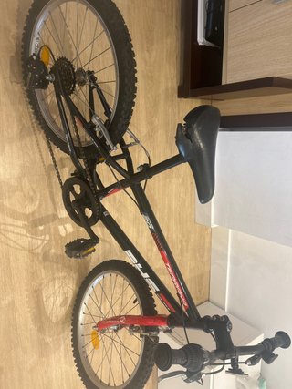 Bicicleta infantil BHS 20 negra y roja.