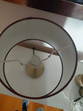 Lámpara de mesa tela y metal dorada