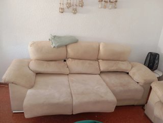 Sofá beige de tela ante es un tres plazas y dos