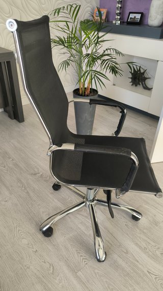 Silla de oficina ergonómica negra