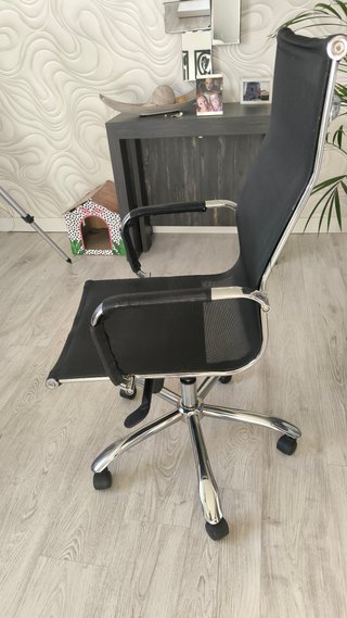 Silla de oficina ergonómica negra