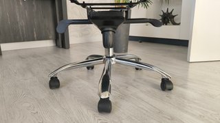Silla de oficina ergonómica negra