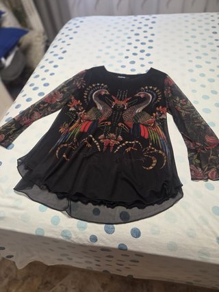 Camiseta Desigual manga larga estampada.