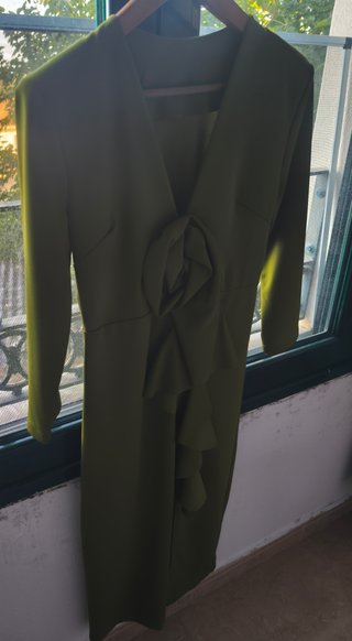 Vestido verde elegante con detalle floral