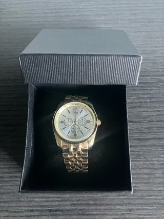 Reloj dorado de pulsera para mujer