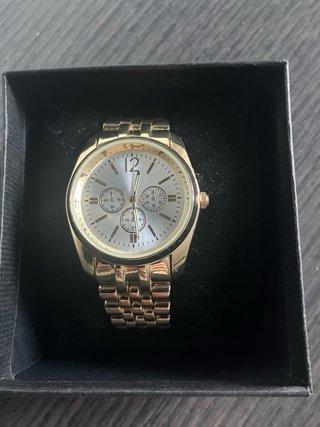 Reloj dorado de pulsera para mujer