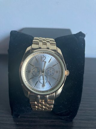 Reloj dorado de pulsera para mujer