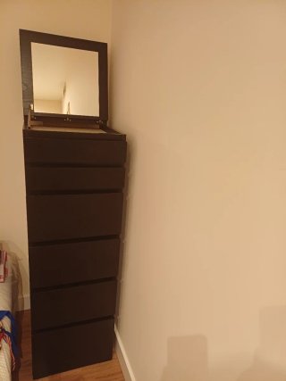 Cajonera de madera oscura