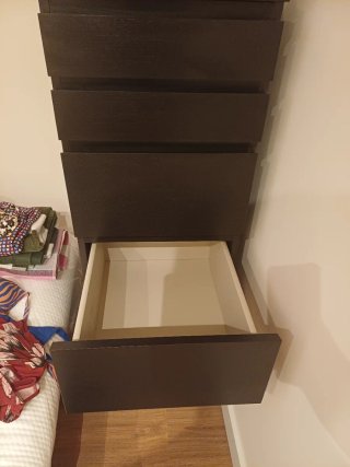 Cajonera de madera oscura