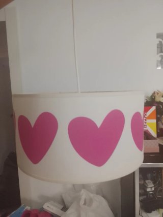 Lámpara de papel con corazones rosas