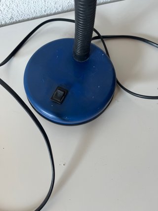 Lámpara de mesa azul con brazo flexible