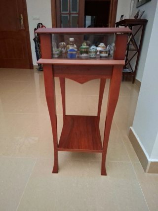Mesa de madera con tapa de cristal