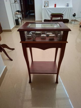 Mesa de madera con tapa de cristal
