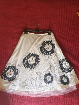 Falda Desigual dibujos blanca y negra