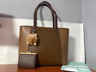 Bolso Paula Rossi Marrón con Monedero y Llavero