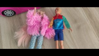 Coche Barbie Rosa con Barbie y Kent